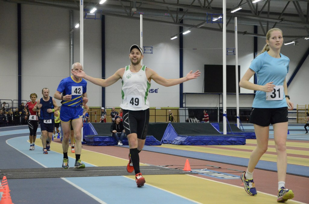 Johan Dahl korsar mållinjen som segrare.  Foto: Jonas Brännmyr