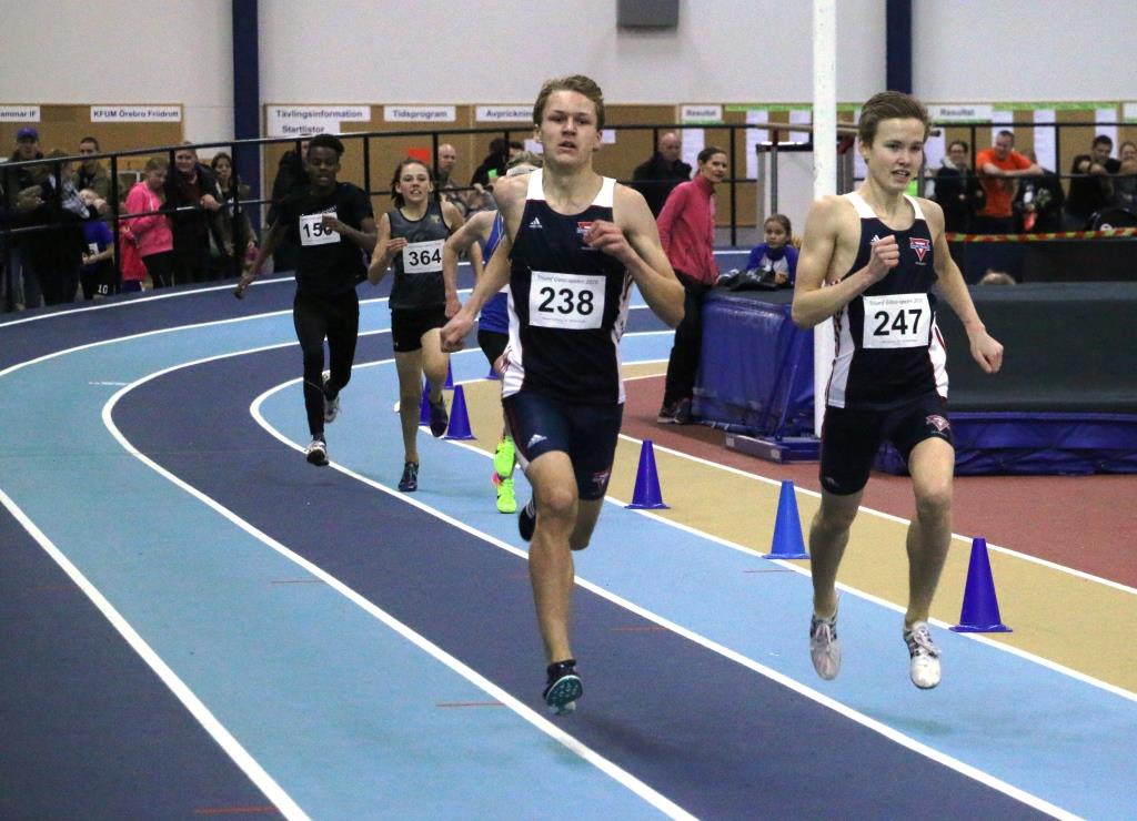 Melker Forsberg (till vänster) spurtade ned Olle Tyrsmo och vann P17-loppet med 38 hundradelar, på 2.49,16.  Foto: Jonas Brännmyr
