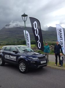 Mikael Spiris (som ska langa dricka i cyklingen och springa med sista 25 kilometerna), Anders Ekholm (som ska ge sig på ett av världens tuffaste ironman) och Anders son Sigge på plats framför en av bergstopparna på det skotska höglandet.  Foto: Privat