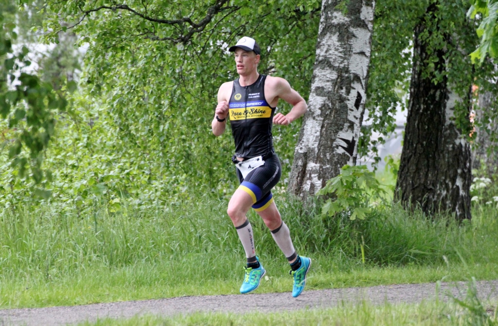 Inte nådigt. Karl-Johan Danielsson såg inte ut att ta ut sig - men gick ändå med råge under 1.20 på den avslutande halvmaran. Med simning och cykling i kroppen. Sjukt.  Foto: Maria Åström