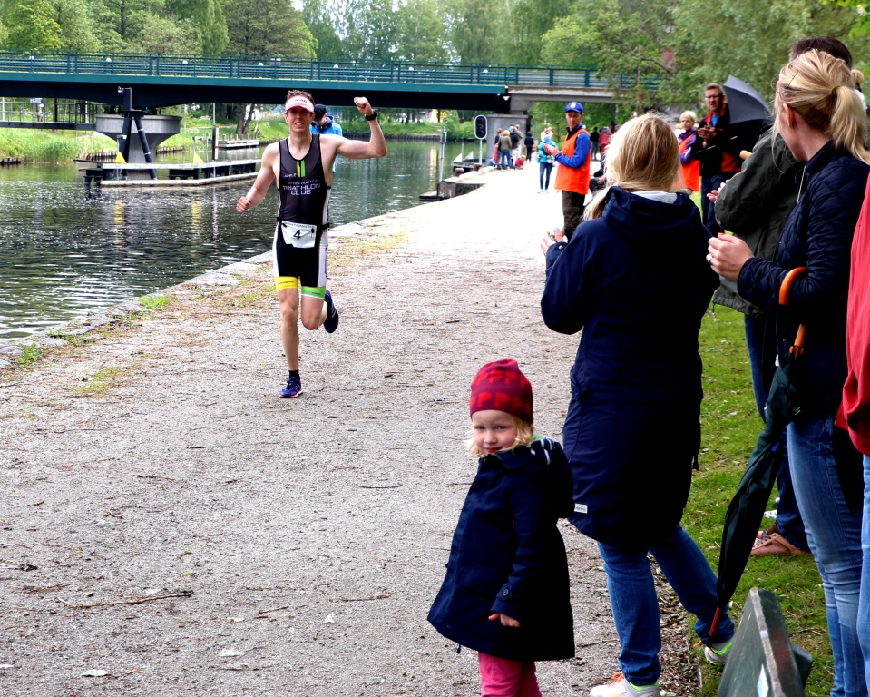 Nöjd tvåa. Fredrik Robertsson sprang om Morgan Pätsi och knep andraplatsen i herrklassen.  Foto: Eric Fiedler
