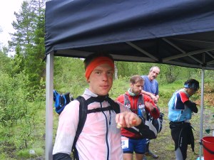 Vätskestation inför andra stigningen. Här trodde jag fortfarande på tio timmars-målet.  Foto: Dennis Brännmyr