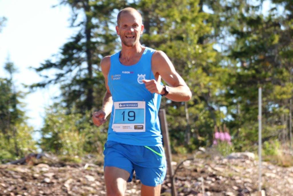 Efter DM på 10 000 meter, Blodomloppet, Vasastafetten, Sälen fjällmaraton och Bergslagsleden ultra gör Erik Anfält nu sitt sjätte lopp på fem veckor. Facit hittills? Etta-etta-tvåa-tvåa-etta. Foto: Maria Åström