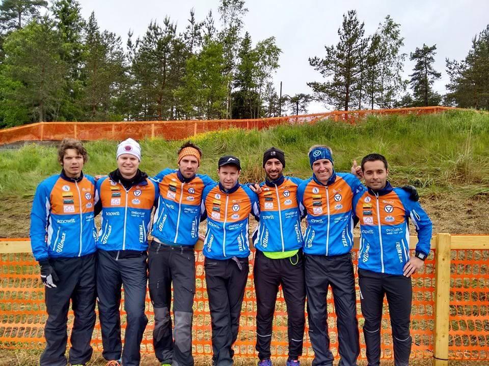 KFUM Örebros Jukolalag direkt efter målgång: Per Sjögren, Erik Harlén, Oskar Arlebo, Daniel Gustafsson, Jose Amador, Stefan Aronsson och Raul Ferra.  Foto: Privat