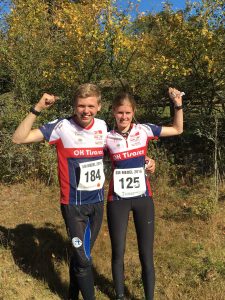 Filip Jacobssons och Andrea Svenssons medaljjubel. Foto: Tomas Hallmén