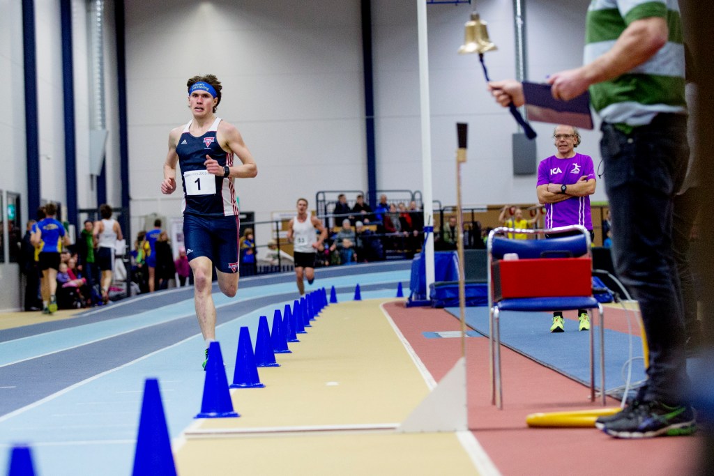 Klockan ringer för Martin Regborn, efter 2 800 meter. Foto: Veronika Ljung-Nielsen